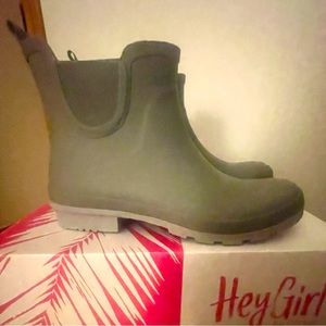NWT Gray Rubber Rain Boots Women’s Size 10